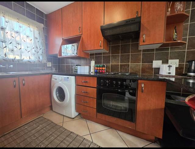 2 BEDROOM TOWNHOUSE FOR SALE IN GENL ALBERTS PARK